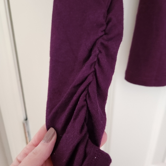 BANANA Republic Factory turtleneck, NWT, purple size small - Picture 4 of 6